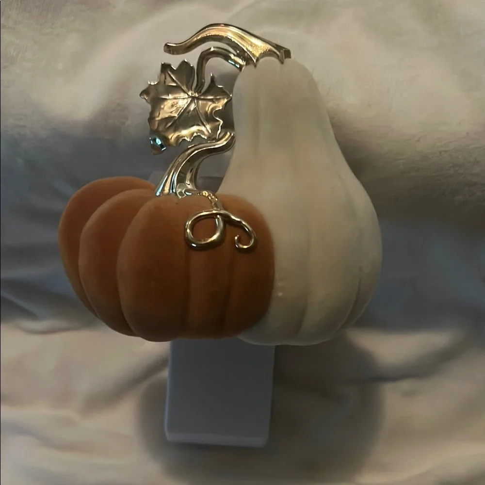 Bath&Body Elegant Silver and White Pumpkin Wallflower Diffuser